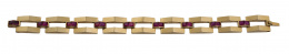 120.  Pulsera chevalière articulada con eslabones de perfil prismático, alternos con bandas de rubíes sintéticos calibrados