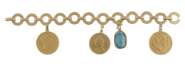 133.  Pulsera articulada de eslabones a modo de disco, con tres monedas colgantes y colgante de escarabajo de turquesa egipcio