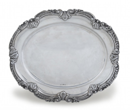 1217.  Bandeja oval de plata con contorno lobulado, con hojas.Matilde Espuñes (1909-1950)