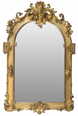 665.  Espejo dorado de madera tallada, estucada y dorada de estilo regencia.Francia, S. XIX.
