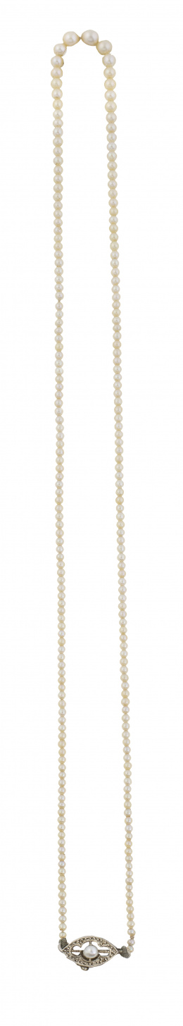 68.  Delicado collar años 30 de pequeñas perlas de tamaño graduado, con cierre ojival de platino