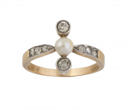 92.  Sortija años 30 con perla central, entre dos brillantes de talla antigua, y con diamantes en los brazos de la montura