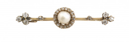 70.  Broche de pp. S. XX con perla fina central orlada de diamantes, y con tréboles laterales de brillantes de talla antigua