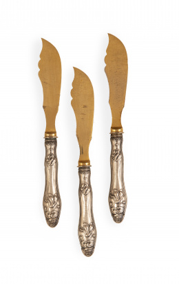 992.  Juego de 12 palas de pescado modernistas, de plata ley 800 y plata sobre dorada.Quizás Alemania, (1870-1914).