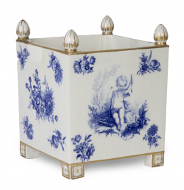 661.  Macetero de porcelana esmaltada en azul con alegorías al Amor y ramilletes de flores, y dorado.Francia, S. XIX.