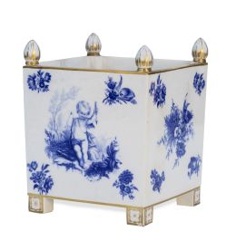 661.  Centro de porcelana esmaltada en azul con alegorías al Amor y ramilletes de flores, y dorado.Francia, S. XIX.