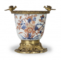 708.  Jícara de porcelana Imari esmaltada en azul cobalto, rojo y dorado, montada en bronce francés.China, S. XVIII.