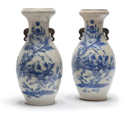 717.  Pareja de jarrones de cerámica esmaltada en azul y blanco decorados con guerreros.China, S. XIX - XX.