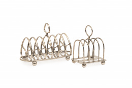 999.  Dos "toaster rack" uno de metal plateado y otro Jorge V con marcas de Sheffiled, Inglaterra, 1913.