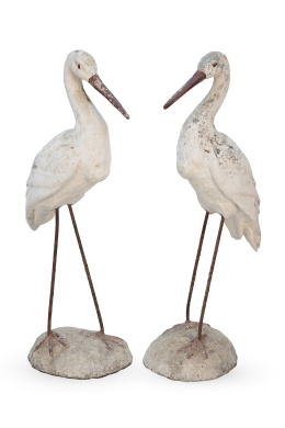 1130.  Pareja de cigüeñas decorativas de arenisca policromada e hierro para jardín.S. XX.