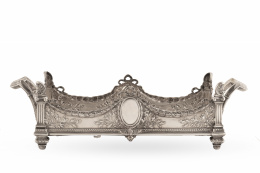 518.  "Sourtout de table" de metal plateado, de estilo Luis XVI.Francia, h. 1900.