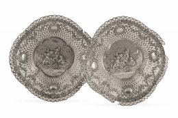 972.  Pareja de centros de plata decorados con guirnaldas y "putti" jugando.Quizás Alemania, S. XIX.