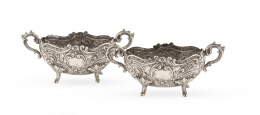 542.  Dos especieros de plata de decoración repujada. Con marcas.ff. del S. XIX.