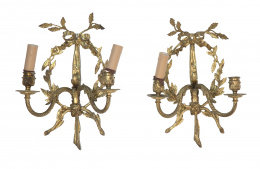 667.  Pareja de apliques de dos brazos de luz de estilo Luis XVI de bronce dorado.Francia, h. 1900.