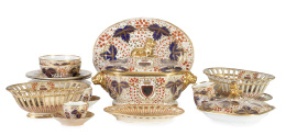 1255.  Parte de servicio  de vajilla de porcelana esmaltada, dorada y policromada con el escudo del conde de Pedroso y Garro*.h. 1820 - 1830.