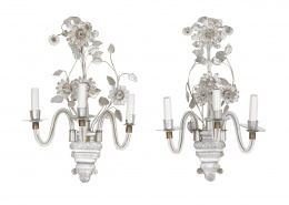 1222.  Pareja de apliques de tres brazos de luz de metal y cristal tallado transparente simulando jarrón de flores.A la manera de la Maison Bagués, años 30-40.