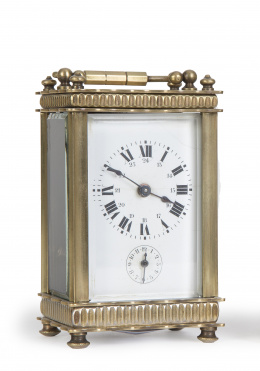1409.  Reloj de viaje despertador art decó con caja de bronce.Francia, pp. del S. XX.
