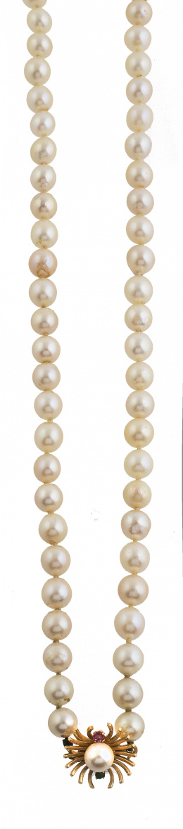 139.  Collar de un hilo de perlas con cierre a modo de sol en hilos de oro con esmeralda, rubí y perla