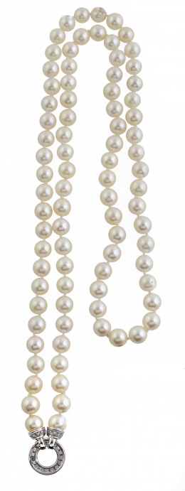 178.  Collar largo de un hilo de perlas cultivadas con cierre circular de oro blanco y brillantes