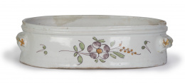 1081.  Centrito oval en cerámica esmaltada con flores.Francia, S. XIX.