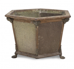 1082.  Macetero hexagonal de metal. Francia, S. XIX.