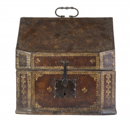 636.  Caja de piel gofrada y dorada, tirador de hierro y cerradura de hierro recortada. Trabajo francés, S. XVIII.