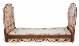 1169.  Cama de día tapizada en "toile de Jouy".S. XIX.