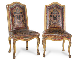 1096.  Pareja de sillas de madera tallada y dorada, tapizadas en guadamecí policromado y dorado.Trabajo francés, S. XIX.