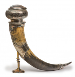 1318.  Trofeo de cuerno montado en plata. Trabajo inglés, S. XIX.