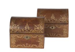 1133.  Dos cofres en piel gofrada y dorada. Francia, S. XVIII-XIX.