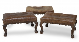1097.  Juego de tres taburetes de madera de nogal. Trabajo español, primera mitad del S. XVIII.
