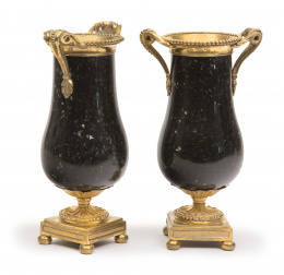 667.  Pareja de copas Napoleón III de mármol negro montado en bronce dorado. Trabajo francés, S. XIX. 