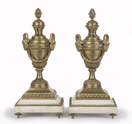 1172.  Pareja de urnas Napoleón III de estilo Luis XVI de bronce dorado y mármol blanco.Trabajo francés, último cuarto del S. XIX.