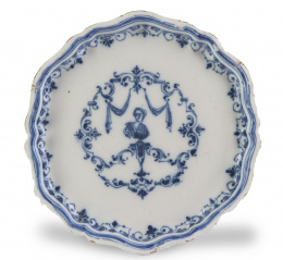 1154.  Salvilla de cerámica esmaltada en azul de cobalto. Primera época, serie Berain, Alcora, (1727-1749).