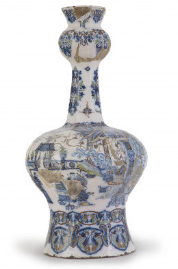 691.  Vaso de flauta de cerámica esmaltada de estilo oriental.  Marcado en la base.Holanda, Delft, (1654-1671). 