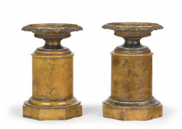 1168.  Pareja de copas de latón pintado y metal. Francia, S. XIX.