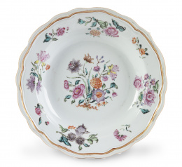 1160.  Plato de porcelana de Compañía de Indias esmaltada de familia rosa, con ramillete en el asiento. China, S. XVIII.