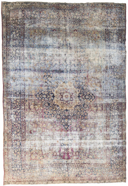 636.  Alfombra antigua persa en lana., decorada con un medallón c