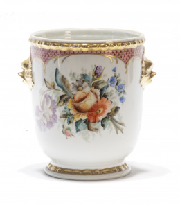 1057.  Macetero de orla rosa en porcelana esmaltada y dorada con bouquet de flores.S. XIX.