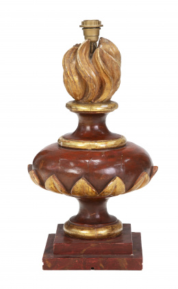 1086.  Remate con forma de urna llameante de madera tallada y policromada. Transformado en lámpara.España, S. XVIII-XIX.