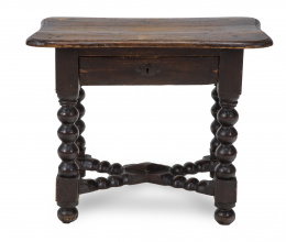 1093.  Mesita auxiliar de madera tallada, pp. del S. XX.