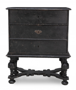 1161.  "Low-boy" William and Mary lacado de negro. Trabajo inglés, S. XVIII.