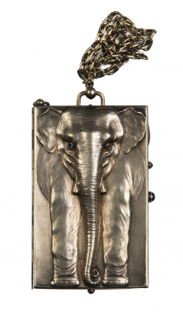 770.  “Vanity-Case” en plata dorada y zafiros cabujón.Louis Kuppenheim, Alemania, pp. del S. XX.