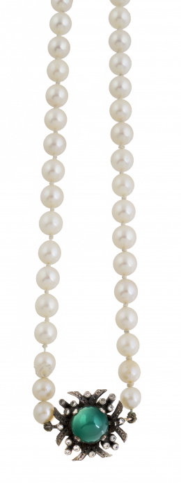 172.  Collar de un hilo de perlas cultivadas de tamaño graduado con cierre flor de crisoprasa y zafiros blancos