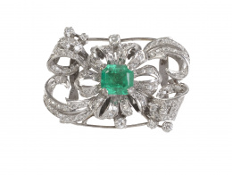237.  Broche años 50 con esmeralda central de intenso color rodeada de diamantes que componen flor central y hojas laterales