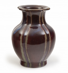 718.  Jarrón de cerámica esmaltado en sangre de toro e irisdiscencias.China, dinastia Qing, periodo Daoguang (1821-1850)