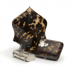 1267.  Lote compuesto por monedero y estuche en símil de carey, con cerillero de plata.Inglaterra, S. XIX.