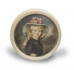 1260.  Caja de marfil con miniatura de óleo sobre marfil, de una niña con sombrero.Francia, S. XIX.