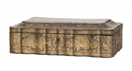 387.  Caja de juego en madera lacada y dorada.Trabajo cantonés, S. XIX.