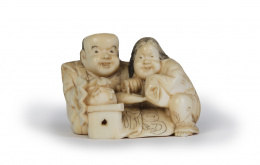 760.  Netsuke en marfil tallado representando un padre con su hijo.Japón, pp. del S. XX.